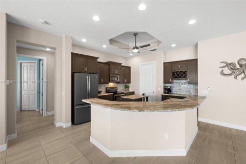 Casa en venta en Cape Coral, Florida, 4 dormitorios, 211.72 m2 № 1952383 - foto 12