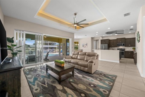 Casa en venta en Cape Coral, Florida, 4 dormitorios, 211.72 m2 № 1952383 - foto 10