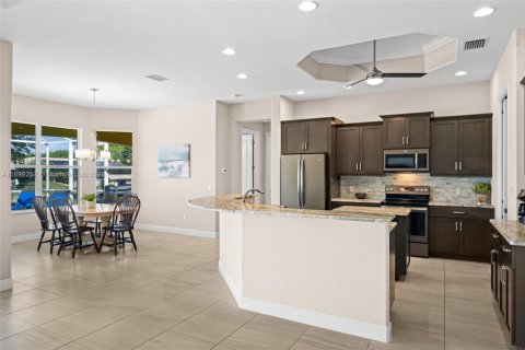 Casa en venta en Cape Coral, Florida, 4 dormitorios, 211.72 m2 № 1952383 - foto 11