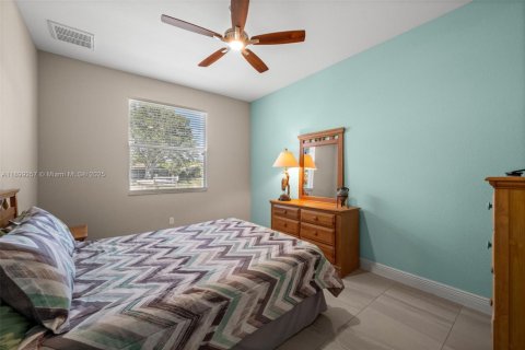 Casa en venta en Cape Coral, Florida, 4 dormitorios, 211.72 m2 № 1952383 - foto 25