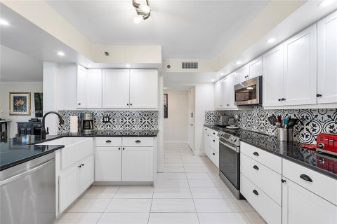 Condo in Oakland Park, Florida, 2 bedrooms  № 1889502 - photo 10