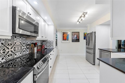 Condo in Oakland Park, Florida, 2 bedrooms  № 1889502 - photo 7