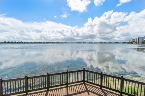 Condo in Oakland Park, Florida, 2 bedrooms  № 1889502 - photo 1