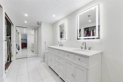 Condo in Oakland Park, Florida, 2 bedrooms  № 1889502 - photo 26