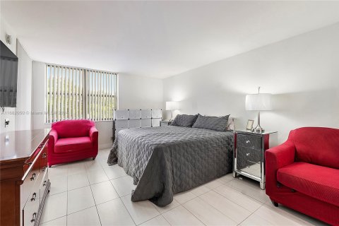 Condo in Oakland Park, Florida, 2 bedrooms  № 1889502 - photo 23