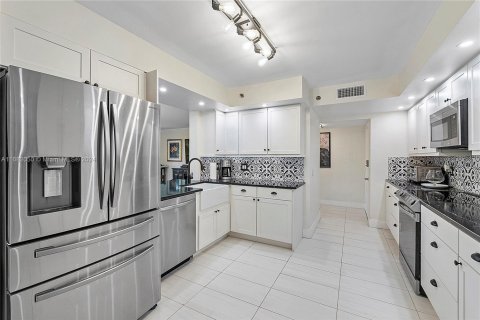 Condo in Oakland Park, Florida, 2 bedrooms  № 1889502 - photo 9