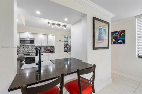 Condo in Oakland Park, Florida, 2 bedrooms  № 1889502 - photo 12