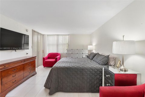 Condo in Oakland Park, Florida, 2 bedrooms  № 1889502 - photo 24