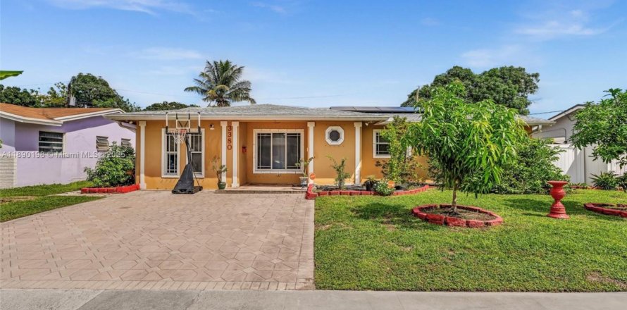 House in Lauderdale Lakes, Florida 3 bedrooms, 143.81 sq.m. № 1943280
