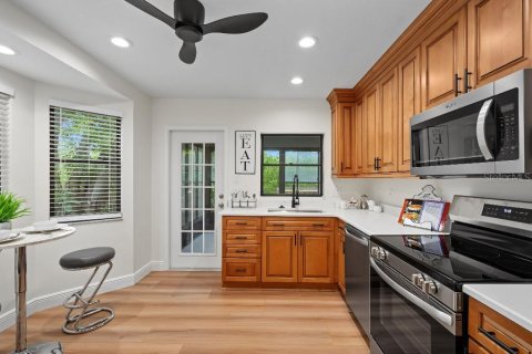 House in Clearwater, Florida 3 bedrooms, 126.72 sq.m. № 2428631 - photo 10