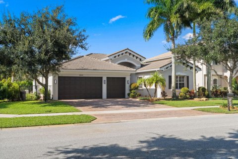 House in Boynton Beach, Florida 5 bedrooms, 258.55 sq.m. № 2303850