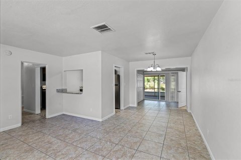 House in Orlando, Florida 3 bedrooms, 121.61 sq.m. № 1736565 - photo 5