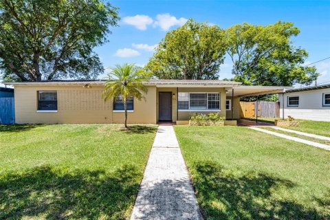 House in Orlando, Florida 3 bedrooms, 121.61 sq.m. № 1736565 - photo 1