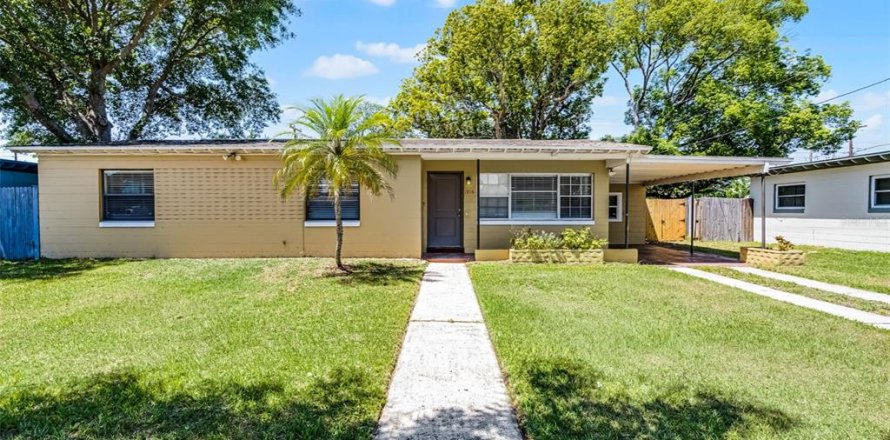 House in Orlando, Florida 3 bedrooms, 121.61 sq.m. № 1736565