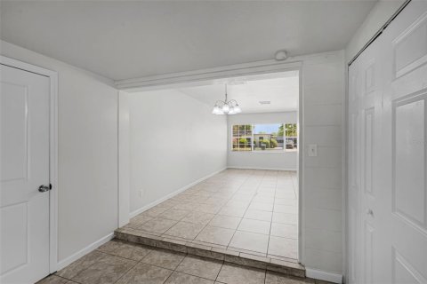 House in Orlando, Florida 3 bedrooms, 121.61 sq.m. № 1736565 - photo 8
