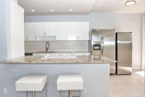 Condo in Miami, Florida, 2 bedrooms № 2262143 - photo 2