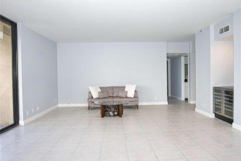 Condo in Miami, Florida, 2 bedrooms № 2262143 - photo 13