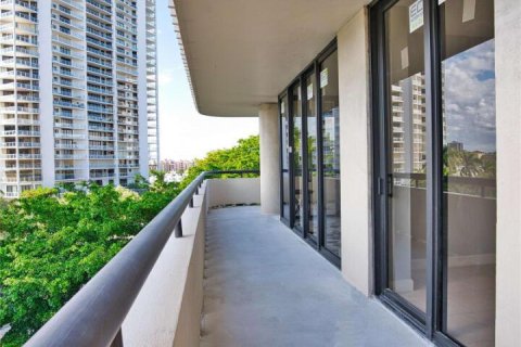 Condo in Miami, Florida, 2 bedrooms № 2262143 - photo 18