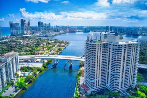 Condo in Miami, Florida, 2 bedrooms № 2262143 - photo 1