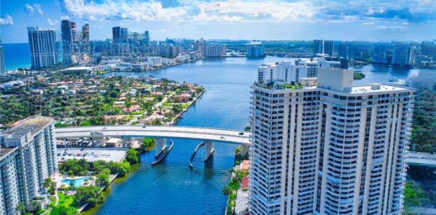Condo in Miami, Florida, 2 bedrooms № 2262143