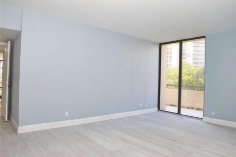 Condo in Miami, Florida, 2 bedrooms № 2262143 - photo 14