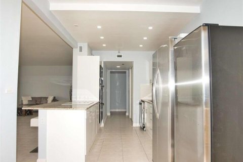 Condo in Miami, Florida, 2 bedrooms № 2262143 - photo 5