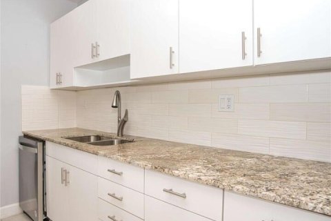 Condo in Miami, Florida, 2 bedrooms № 2262143 - photo 3