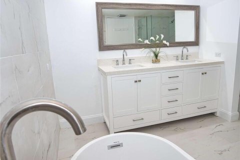 Condo in Miami, Florida, 2 bedrooms № 2262143 - photo 25