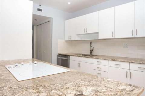 Condo in Miami, Florida, 2 bedrooms № 2262143 - photo 4