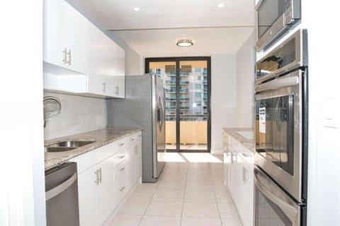 Condo in Miami, Florida, 2 bedrooms № 2262143 - photo 6