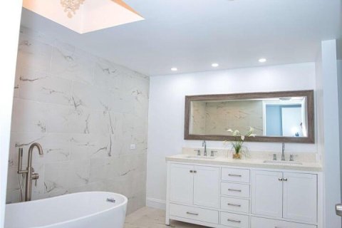 Condo in Miami, Florida, 2 bedrooms № 2262143 - photo 24