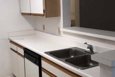 Condominio en alquiler en Oakland Park, Florida, 1 dormitorio, 77.48 m2 № 1932864 - foto 5