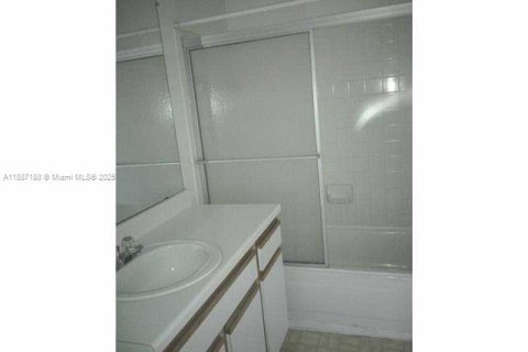Condominio en alquiler en Oakland Park, Florida, 1 dormitorio, 77.48 m2 № 1932864 - foto 9
