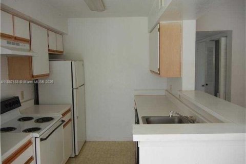 Condominio en alquiler en Oakland Park, Florida, 1 dormitorio, 77.48 m2 № 1932864 - foto 2