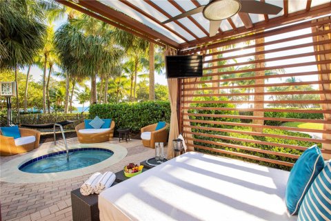 Condo in Bal Harbour, Florida, 1 bedroom  № 1809009 - photo 15