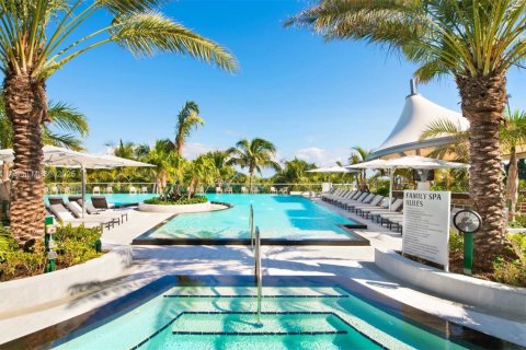 Condo in Bal Harbour, Florida, 1 bedroom  № 1809009 - photo 14