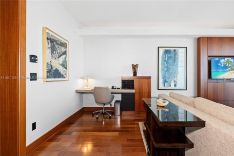 Condo in Bal Harbour, Florida, 1 bedroom  № 1809009 - photo 12