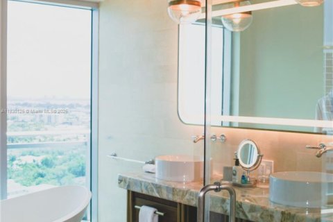 Condo in Bal Harbour, Florida, 1 bedroom  № 1809009 - photo 7