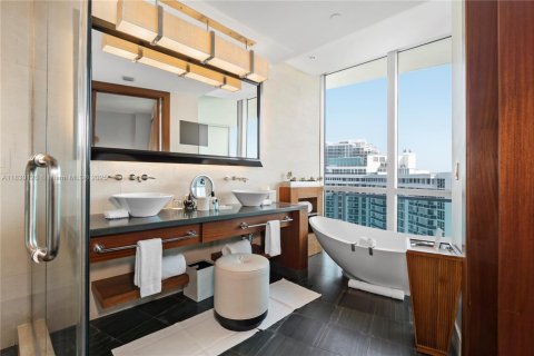 Condo in Bal Harbour, Florida, 1 bedroom  № 1809009 - photo 13