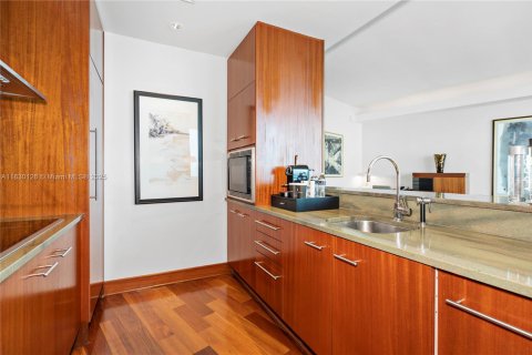 Condo in Bal Harbour, Florida, 1 bedroom  № 1809009 - photo 10