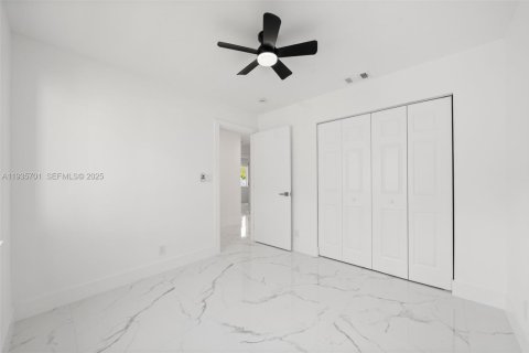 House in Dania Beach, Florida 3 bedrooms, 142.14 sq.m. № 1994023 - photo 13