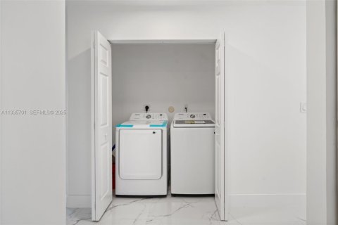 House in Dania Beach, Florida 3 bedrooms, 142.14 sq.m. № 1994023 - photo 18