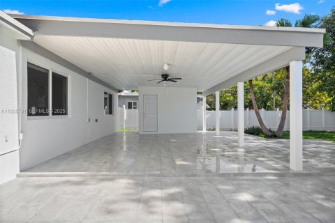 House in Dania Beach, Florida 3 bedrooms, 142.14 sq.m. № 1994023 - photo 20