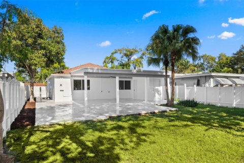 House in Dania Beach, Florida 3 bedrooms, 142.14 sq.m. № 1994023 - photo 25