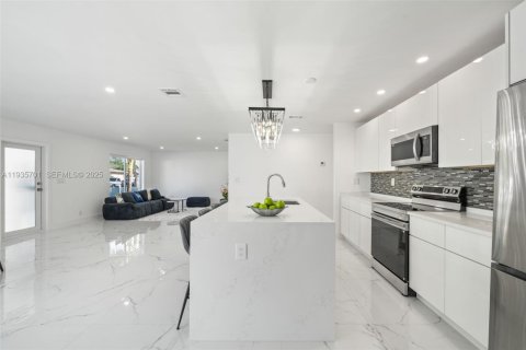 House in Dania Beach, Florida 3 bedrooms, 142.14 sq.m. № 1994023 - photo 4