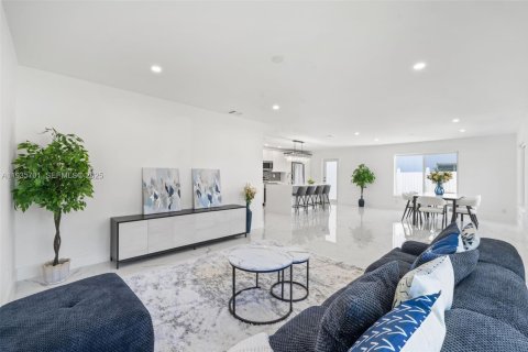 House in Dania Beach, Florida 3 bedrooms, 142.14 sq.m. № 1994023 - photo 6