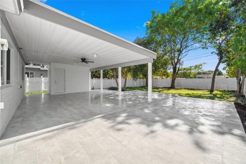 House in Dania Beach, Florida 3 bedrooms, 142.14 sq.m. № 1994023 - photo 19