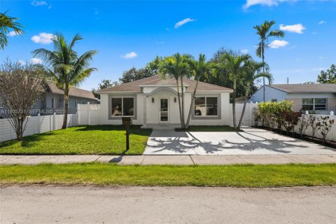 House in Dania Beach, Florida 3 bedrooms, 142.14 sq.m. № 1994023 - photo 27