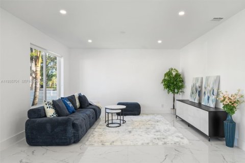 House in Dania Beach, Florida 3 bedrooms, 142.14 sq.m. № 1994023 - photo 5