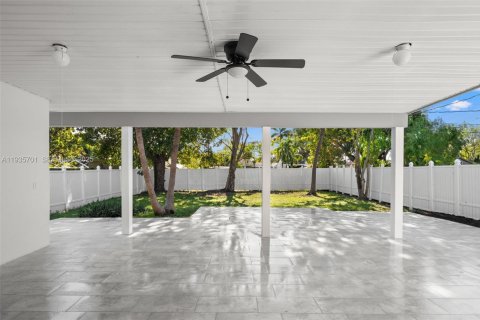 House in Dania Beach, Florida 3 bedrooms, 142.14 sq.m. № 1994023 - photo 22